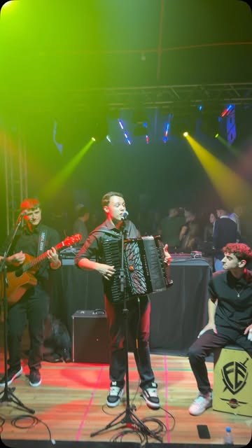 Celta Preto ao vivo: gaita no centro, violão à esquerda e percussão à direita
